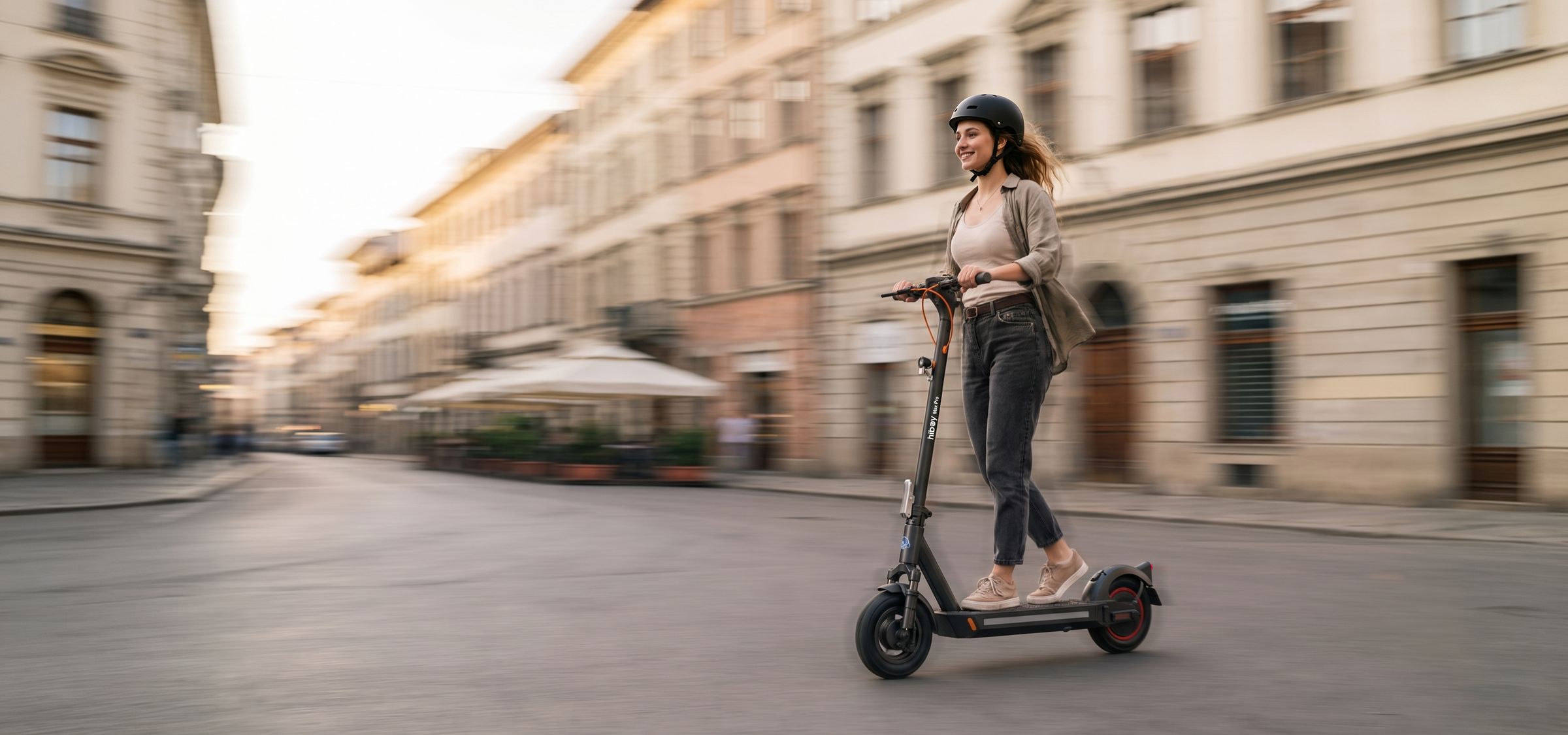 Fahrerin auf dem Hiboy MAX Pro in der Stadt